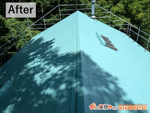 茅野市白樺高原別荘屋根カバー工法　明るいブルー系【ロクショウ】の屋根材を取り付けた施工後